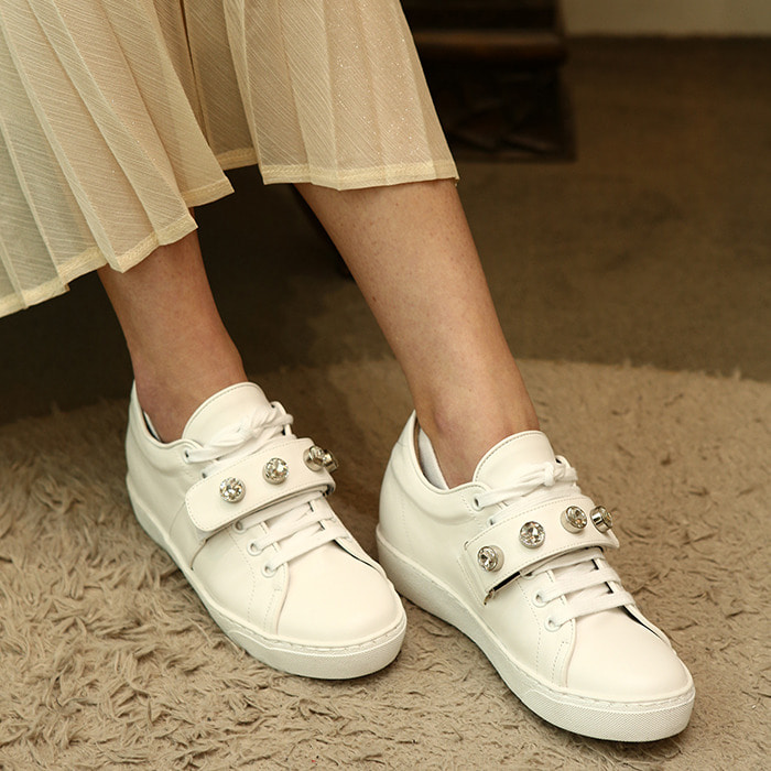 20A902 cream sneakers