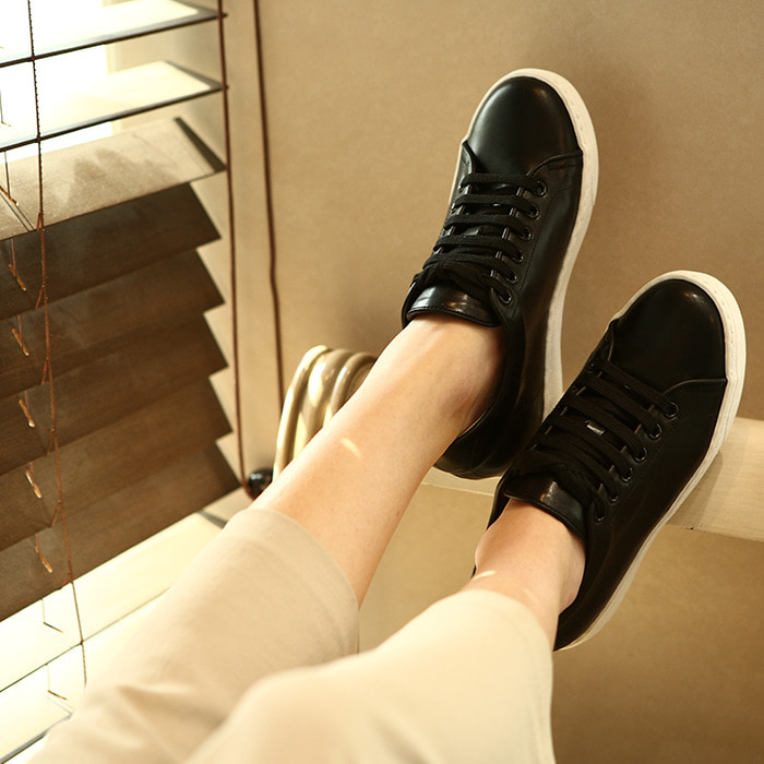 20A901 black sneakers